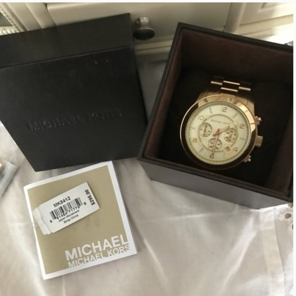 Michael Kors Runway MK8077 Women Stainless Steel Analog Dial Quartz Watch